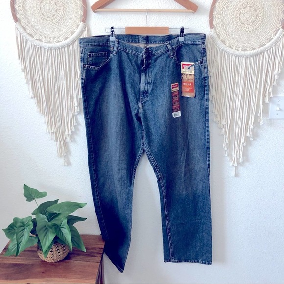 Wrangler Other - Wrangler mens relaxed straight leg jeans 42/32